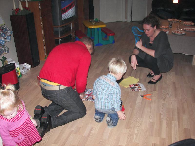 2008-12-22 022.JPG - Min fødselsdagsfest for familien. Mads og Gitze hjælper mig med at samle sådan noget sejt noget med lynet mcwien