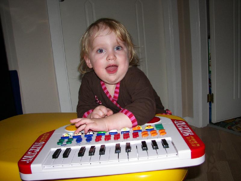 2008-12-22 037.JPG - Cathrine mener hun kan spille musik, men hun ved bare ikke den vender forkert