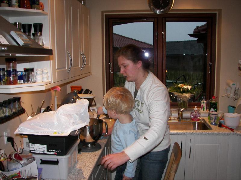 2008-02-24 040.jpg - Mor og jeg bager