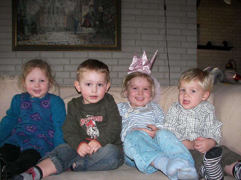 2008-02-24 053.jpg - Os børn fra mødregruppen.Fra venstre Kamille, Victor, Laura og mig
