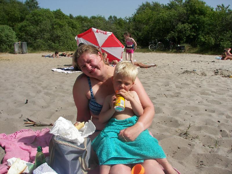2008-06-06 025.jpg - Hygge sammen med mor på stranden ved Søbysø