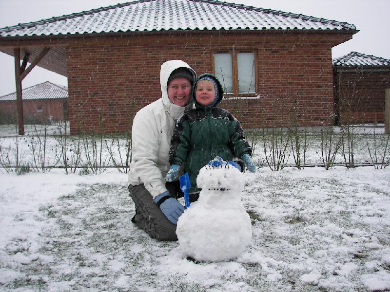 2008-03-24 014.jpg - Se vores fine snemand, godt vi nåede at fik taget et billede inden der kom en bandit og ødelagde den igen.