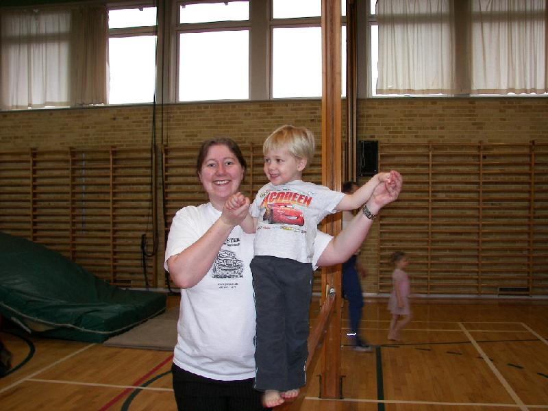 2008-03-marts 019.jpg - Til Gymnastik på østreskole med mor og far