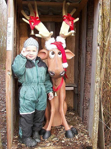 2008-11-22 julehygge 003.JPG - Hej hej mig og Rudolf er klar til at gå ud på nissestien og lede efter julemanden som faldt ned med et faldskærm.